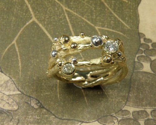 Ring 'Boomgaard' takjes ring met besjes vervaardigd van eigen geelgoud en zilver met eigen diamanten. Ring ‘Orchard’ twig ring made of heirloom gold and silver with heirloom diamonds. Oogst goudsmeden Amsterdam.