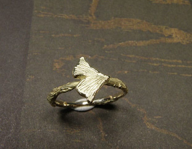 Geelgouden takjes ring met Ginkgo blaadje. Yellow gold twig ring with a Ginkgo leaf. Uit het Oogst goudsmid atelier.