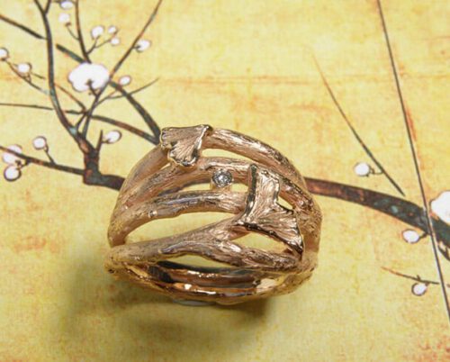 Roodgouden ring, takjes met Ginkgo blaadjes en diamant. Rose gold ring, twigs with Ginkgo leafs and a diamond. Uit het Oogst goudsmid atelier. Made in the Oogst goldsmith studio.