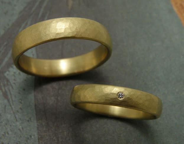 Yellow golden hammered 'Rhythm' wedding rings with diamond. Oogst goldsmith Amsterdam.