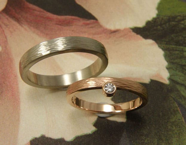 Trouwringen met hamerslag. Roodgouden ring met diamant. Witgouden ring. Oogst goudsmid Amsterdam. Hand made wedding bands with hammering. Rose gold ring with diamond. White gold ring.