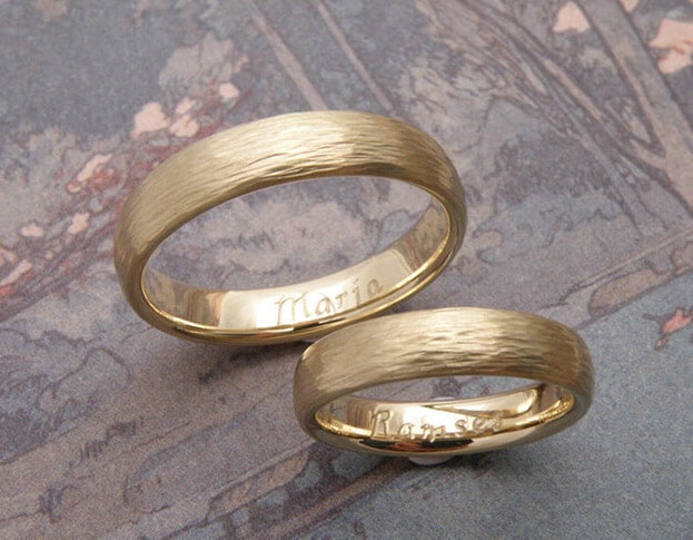 Rose gold wedding rings with hammered texture. Oogst goldsmith in Amsterdam