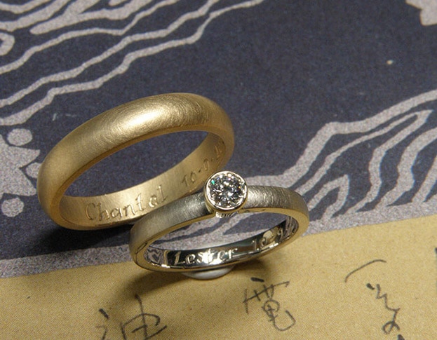 Trouwringen 'Eenvoud'. Witgouden ring met diamant en roségouden ring. Wedding rings 'Simplicity'. White golden ring with diamond and rose golden ring. Uit het Oogst atelier Amsterdam.