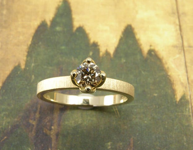 Geelgouden verlovingsring met bruine diamant. Yellow golden engagement ring with brown diamond. Uit het Oogst atelier Amsterdam.