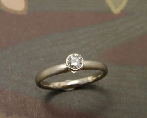Verlovingsring 'Eenvoud'. Witgouden ring met diamant. Engagement ring 'Simplicity'. White golden ring with diamond. Oogst goudsmeden Amsterdam.