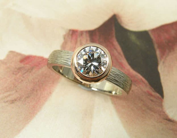 Ring 'Boleet' witgouden ring met hamerslag en diamant uit een erfstuk. Ring ‘Boletus’ white golden ring with hammering and heirloom diamond. Uit het Oogst atelier Amsterdam.