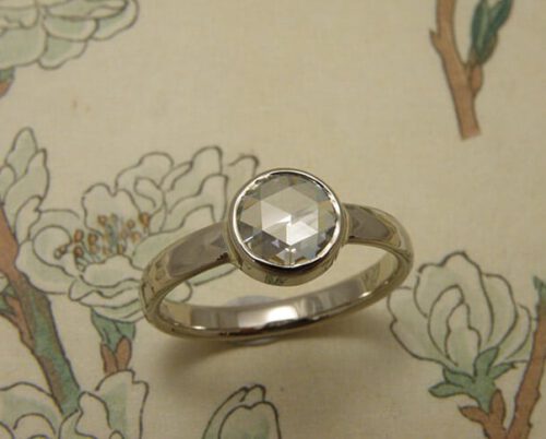 Verlovingsring 'Ritme'. Witgouden ring met kussen hamerslag en 0,85 crt diamant. Engagement ring 'Rhythm'. White golden ring with hammering and 0,85 crt diamond. Oogst goudsmeden Amsterdam.
