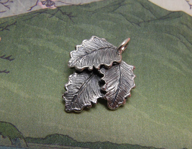 Zilveren blaadjes hanger. Silver leafs pendant. Uit het Oogst goudsmid atelier. Made in the Oogst goldsmith studio.