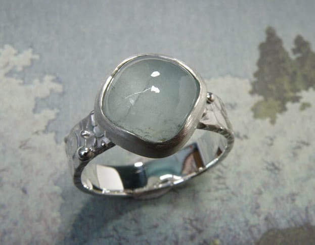 Zilveren ring met aquamarijn en structuur. Silver ring with aquamarine and texture. Uit het Oogst goudsmid atelier. Made in the Oogst goldsmith studio.