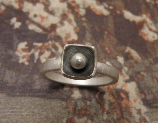 Zilveren Bol ring met vierkant geoxideerd kommetje en bol. Maatwerk uit het Oogst atelier. Silver ring Sphere with square shape. Custom design made in the Oogst goldsmith studio.