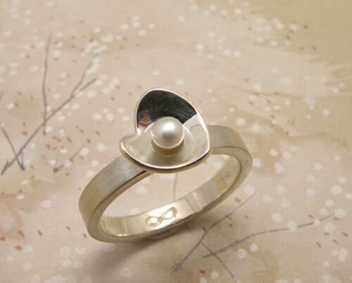 Zilveren ring met parel. Silver ring with a pearl. Oogst goudsmid Amsterdam