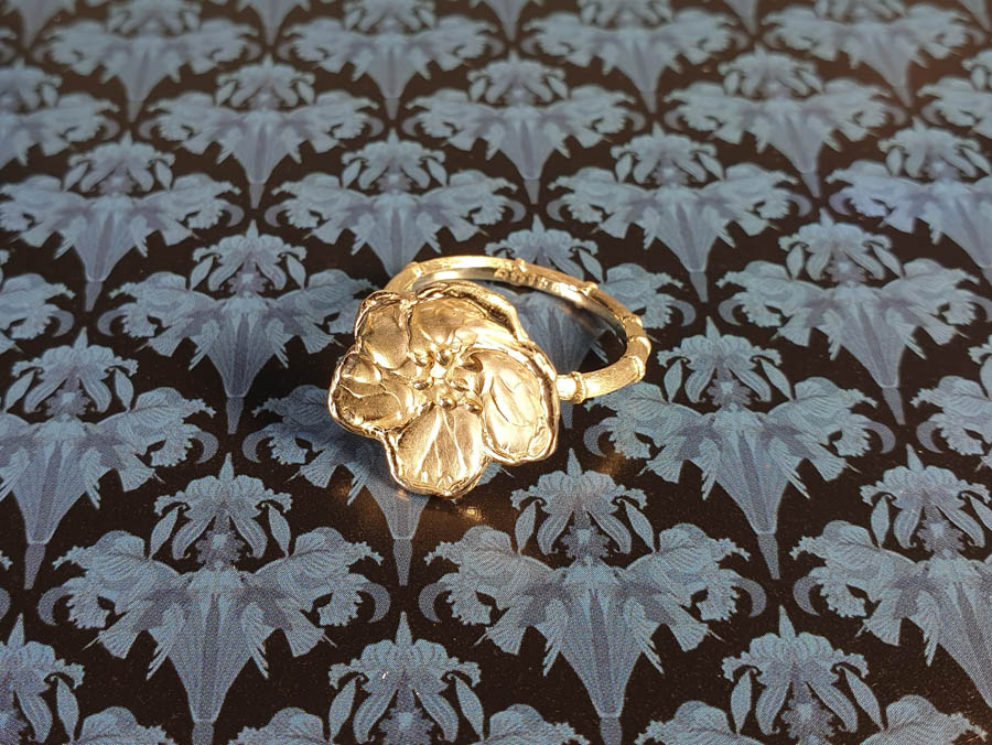 ring 'Japonais' Bloesem op een bamboe ring van eigen "oud goud" gemaakt. Maatwerk sieraad uit het Oogst goudsmid atelier Amsterdam. Ring Japonais made from heirloom gold. Statement ring.