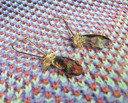 Oorsieraden 'In bloei'. Roodgouden bloemen en briolet geslepen rookkwarts aan lange haakjes. Uit het Oogst goudsmid atelier Amsterdam. Rose gold smokey quartz earrings.