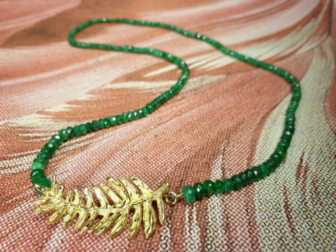 Collier, Hortus collectie, Oostkaapse Broodboom, smaragd en geelgoud. Necklace yellow gold and emerald Hortus collection. Oogst goudsmid Amsterdam.