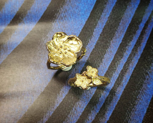 ring 'Japonais' Bloesem op een bamboe ring van eigen "oud goud" gemaakt. Maatwerk sieraad uit het Oogst goudsmid atelier Amsterdam. Ring Japonais made from heirloom gold. Statement ring.