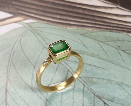 Geelgouden verlovingsring Ritme met smaragd. Yellow gold engagement ring with emerald and diamond Rhythm with hammered finish. Oogst goudsmid Amsterdam
