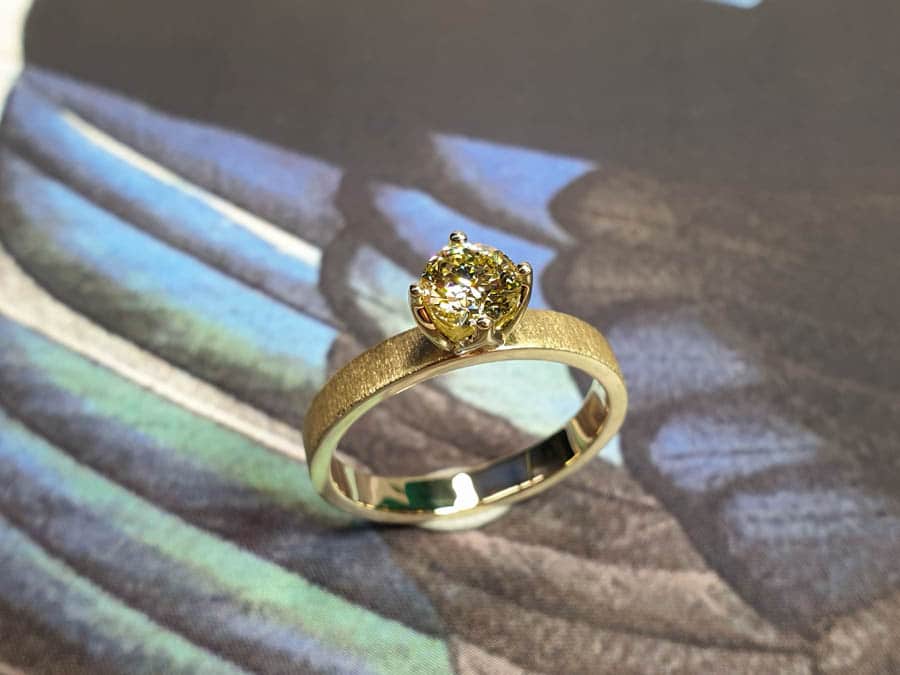 Geelgouden verlovingsring eenvoud met diamant. Yellow gold engagement ring with diamond. Solitaire ring. Oogst goudsmid Amsterdam.