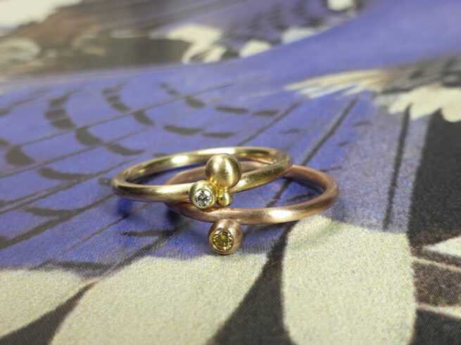 Ring Bessen. Geelgouden diamant ring Roodgouden diamant ring. Aqanschuifringen. Rings Berries Rose gold diamond ring Yellow gold diamond ring. Stack rings. Oogst goudsmid Amsterdam