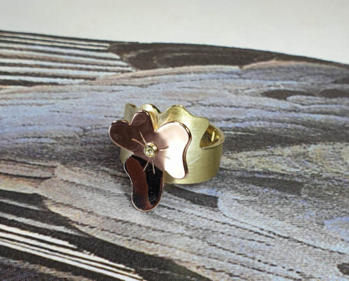 Yellow gold ring 'In Bloom' with rose gold violet and a diamond. Oogst goldsmith Amsterdam