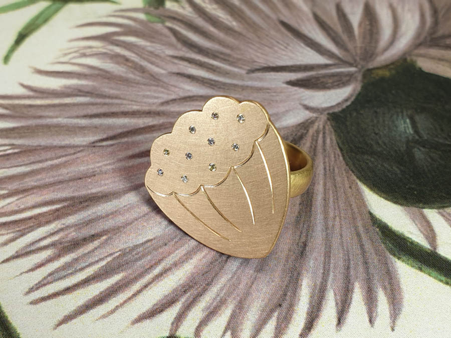 Rosé gold Lotus ring with diamonds. Amsterdam  goldsmith Oogst. Blog about Kamon.