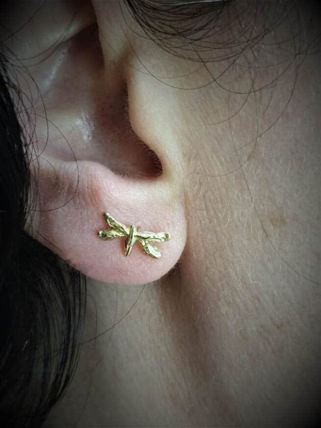 Geelgouden oorsieraden Insecten, libelle. Yellow gold ear stud Insects Dragonfly. Oogst goudsmid Amsterdam