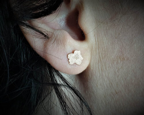 Roodgouden Kweeperen oosieraden Rose gold Quince blossom earrings. earstuds Japonais. Oogst goudsmid Amsterdam
