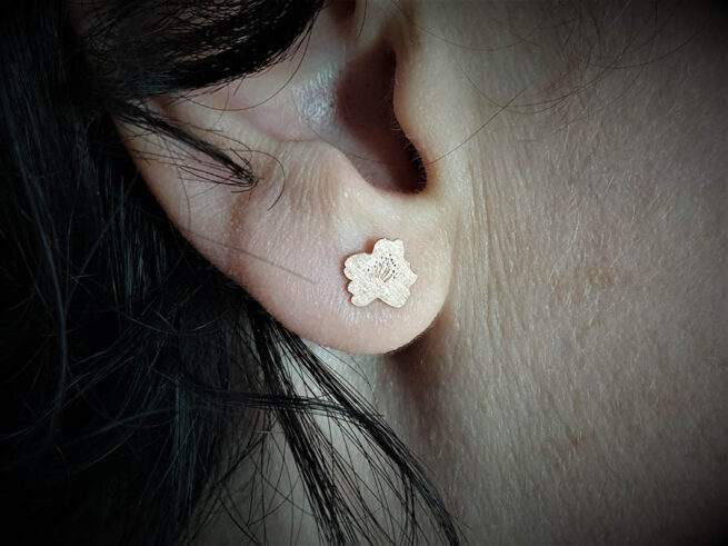 Roodgouden Kweeperen oosieraden Rose gold Quince blossom earrings. earstuds Japonais. Oogst goudsmid Amsterdam