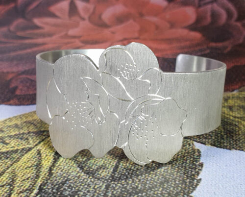 Silver cuff with a Japanese blossom hand engraving. Oogst goldsmith Amsterdam