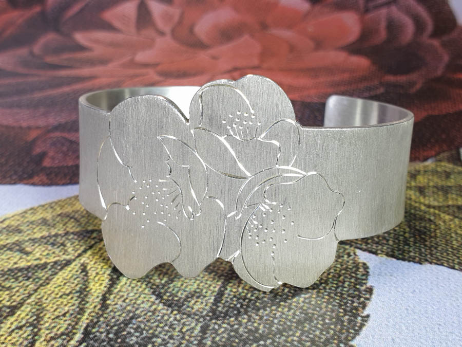 Zilveren klemarmband met Japanse bloesem handgravure. Silver cuff with japanese blossom hand engraving. Oogst goudsmid Amsterdam