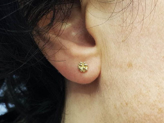 Yellow gold ear studs 'Berries'. Jewellery design by Oogst goldsmith in Amsterdam