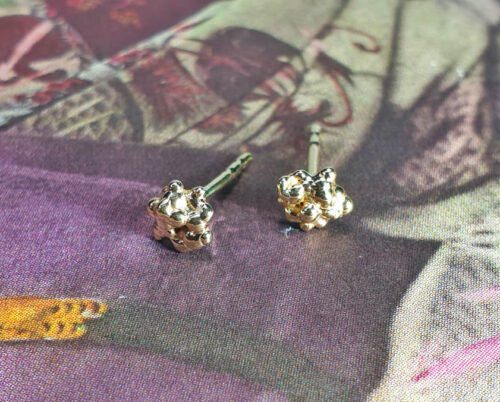Earrings Berries made from heirloom gold. Cute Berries studs. Created by the Oogst goldsmith studio in Amsterdam.