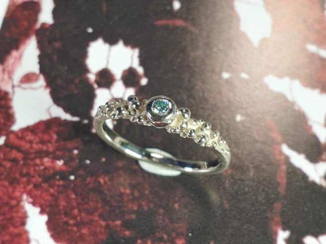 Witgouden verlovingsring Bessen met ijsblauwe diamant. White gold engagement ring Berries with an ice blue diamond. Oogst goudsmid Amsterdam