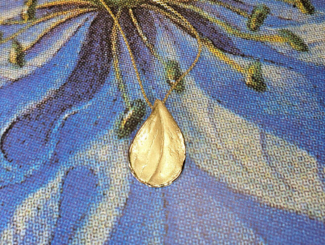 Hanger Blaadje geelgoud. Yellow gold Leaf pendant. Geboortesieraad. Birth present. Oogst goudsmid Amsterdam