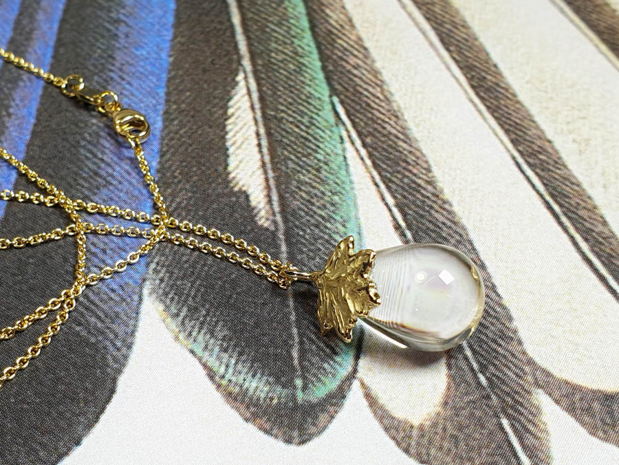 Birth present. Yellow gold pendant with quartz and a leaf. Push present by Ogst goldsmith Amsterdam.