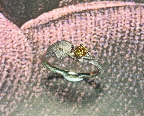 Witgouden ring Blaadje met sunflower diamant. Ring white gold Twig with leaf and sunflower yellow diamond. Custom design. Oogst goudsmid Amsterdam