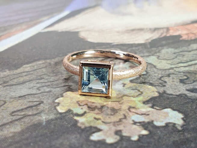 Roodgouden ring Carré aquamarijn. rose gold ring carré aquamarine. oogst goudsmid Amsterdam. Handgemaakte sieraden ringen