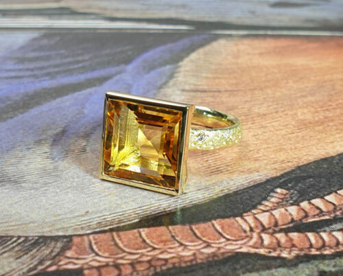 Geelgouden ring Carré met 7,27 ct citrien. Yellow gold ring Carré with a 7,27 ct citrine. Oogst goudsmid Amsterdam.