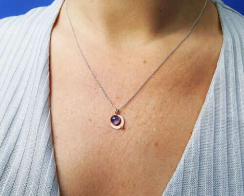 Rose gold pendant 'Circle' with a diamond and iolite. Goldsmith Oogst Amsterdam design & creation