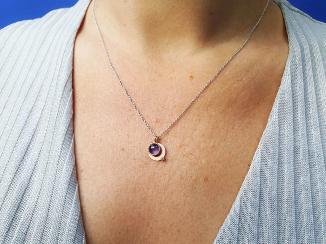 Rose gold pendant 'Circle' with a diamond and iolite. Goldsmith Oogst Amsterdam design & creation