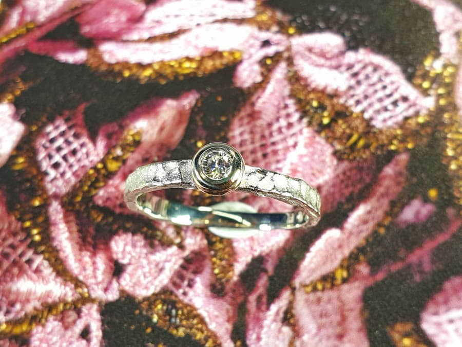 Witgouden verlovingsring Deining met 0,10 crt diamant. White gold engagement ring Swell with 0,10 ct diamond. Oogst Amsterdam.