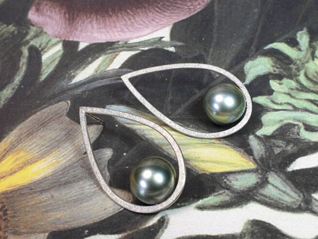Witgouden oorsieraden Druppels met Tahiti Zuidzee parels. White gold earrings with tahitian South Sea pearls. Oogst goudsmid Amsterdam