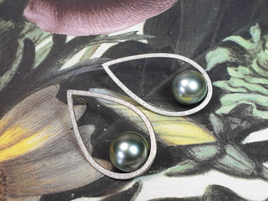 White gold Drop earrings with Tahitian South Sea pearls. Oogst goldsmith Amsterdam