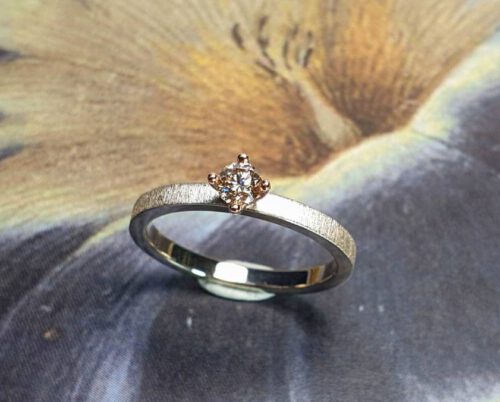 Verlovingsring Eenvoud met bruine diamant. White gold engagement ring Simplicity with a natural brown diamond. Oogst goudsmid Amsterdam
