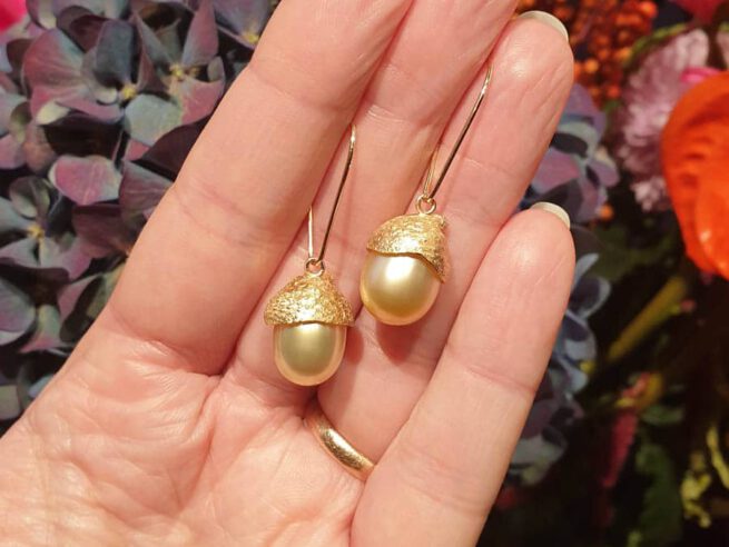 Rosé gold earrings 'Oak' with golden South Sea pearls and acorns. Pearl Wedding. Design by Oogst Amsterdam goldsmith.
