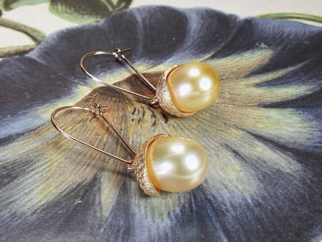Rosé gold earrings 'Oak' with golden South Sea pearls and acorns. Pearl Wedding. Design by Oogst Amsterdam goldsmith. Blog wedding anniversary