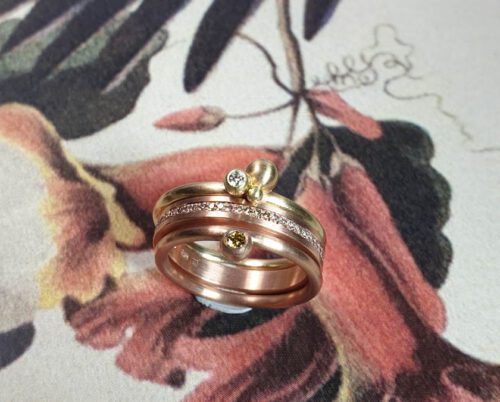 Roodgouden ring Eenvoud met diamant rondom pavé gezet. Rose gold Eternity ring with Berries rings. aanschuifring Stacking ring. Oogst Amsterdam
