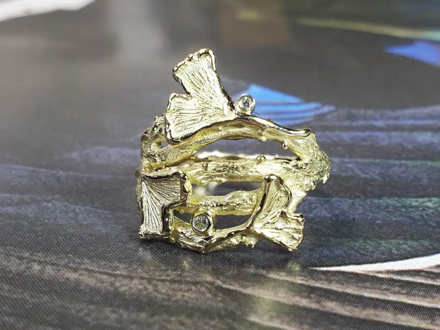Geelgouden Ginkgo ring met diamanten. Yellow gold ring with diamonds. oogst goudsmid Amsterdam.
