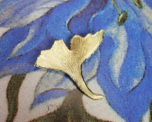 Speld Ginkgo, geelgouden blad. Brooch Ginkgo yellow gold leaf. Oogst goudsmid Amsterdam