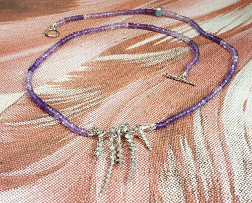 Amethist collier witgouden Bloesemtak Amethyst necklace with white gold blossom twigs Japonais collectie Oogst goudsmid Amsterdam. Gemstone necklace, edelsteensnoer