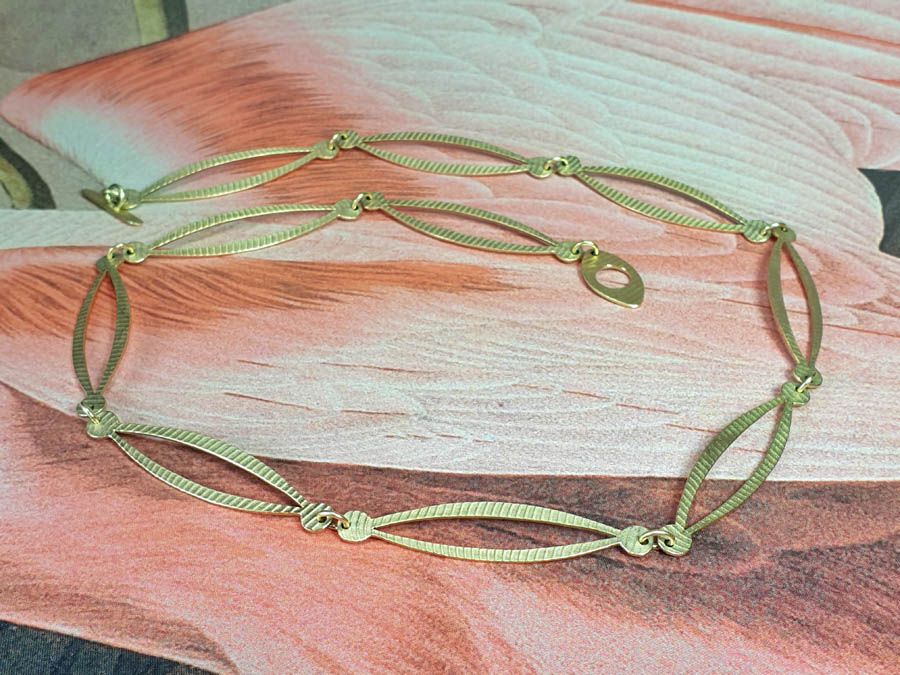 Yellow gold necklace Lineair. Textured links. Goldsmith Amsterdam Oogst. Blog about the Oogst craftswomanship